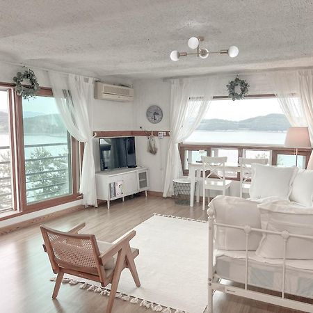 Country House Exclamation Mark & Comma Namhae Buitenkant foto