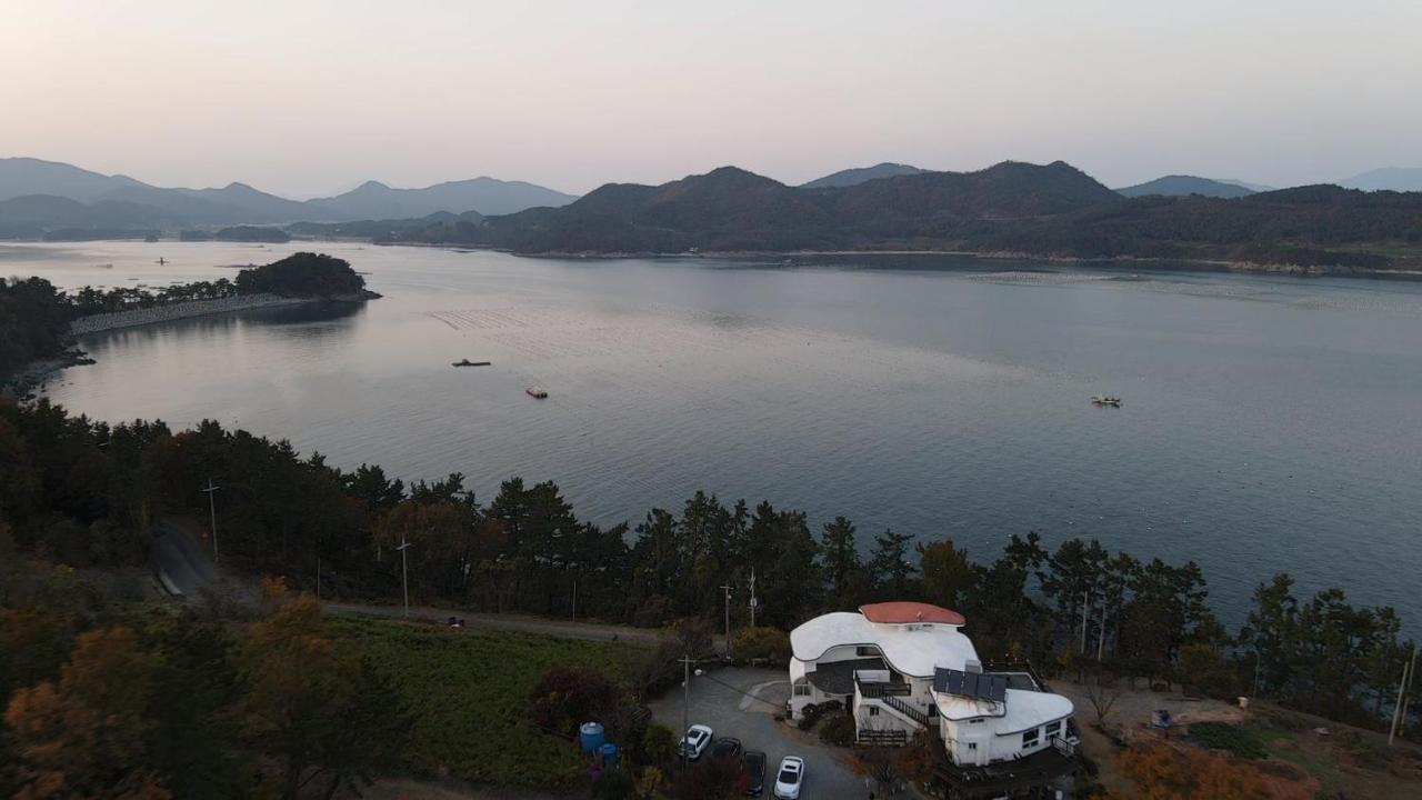 Country House Exclamation Mark & Comma Namhae Buitenkant foto