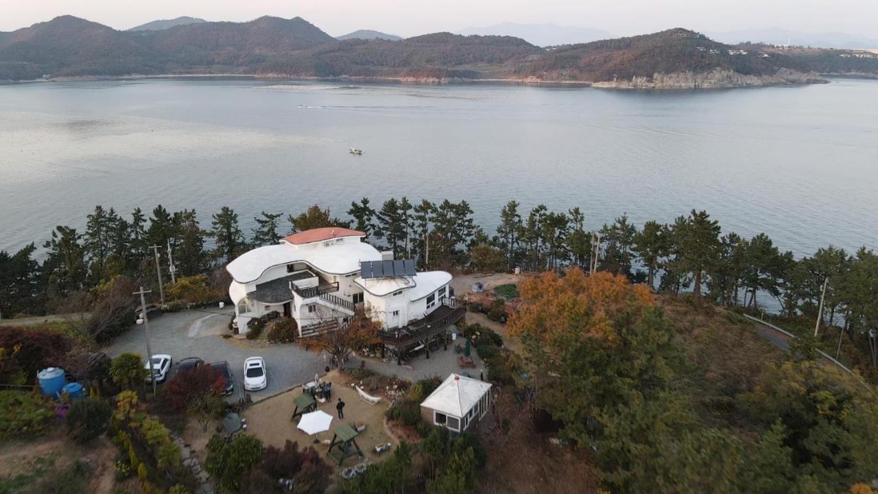 Country House Exclamation Mark & Comma Namhae Buitenkant foto