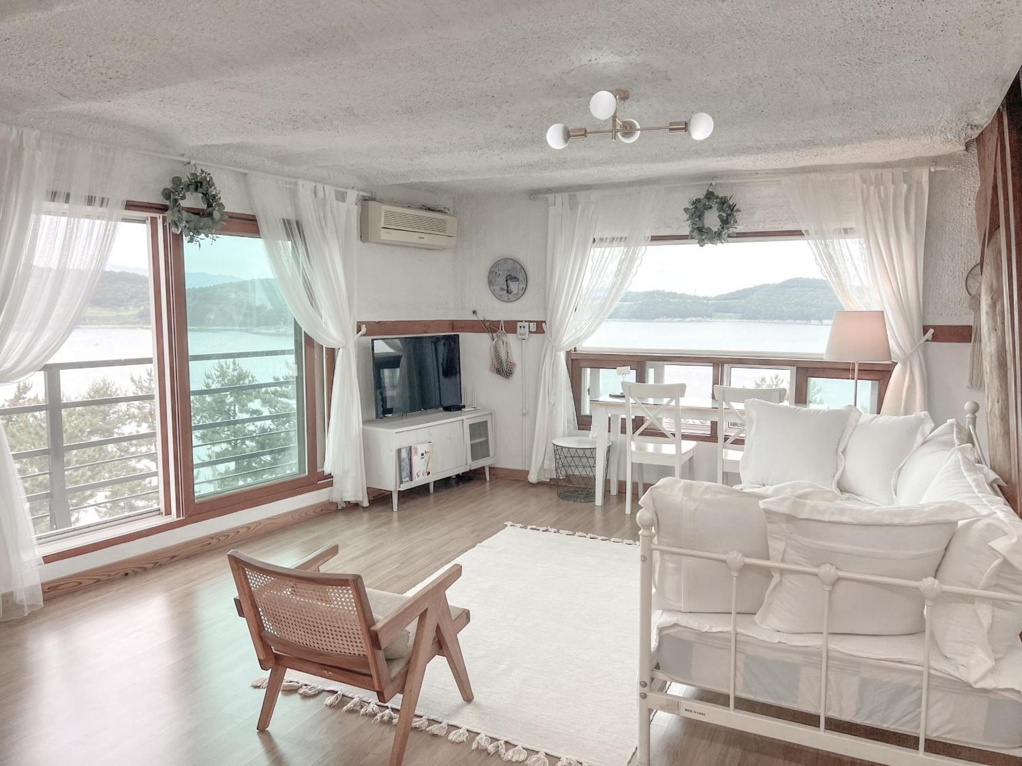 Country House Exclamation Mark & Comma Namhae Buitenkant foto