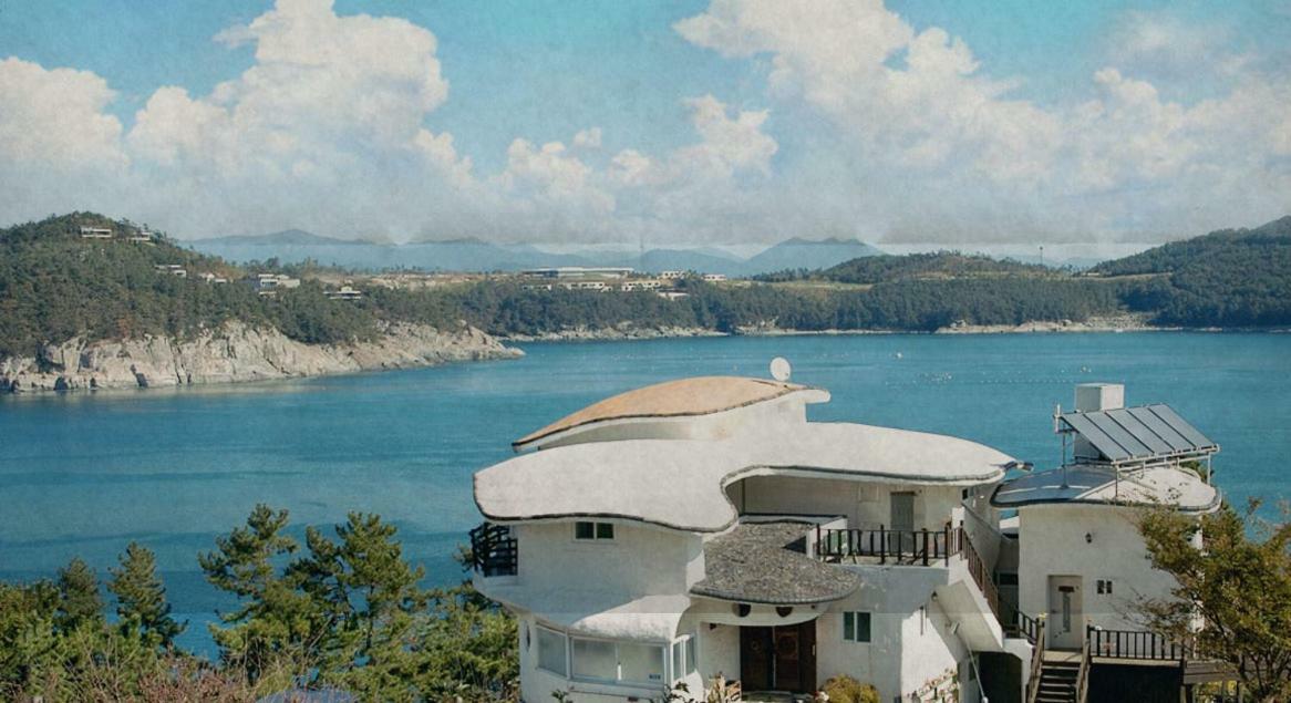 Country House Exclamation Mark & Comma Namhae Buitenkant foto