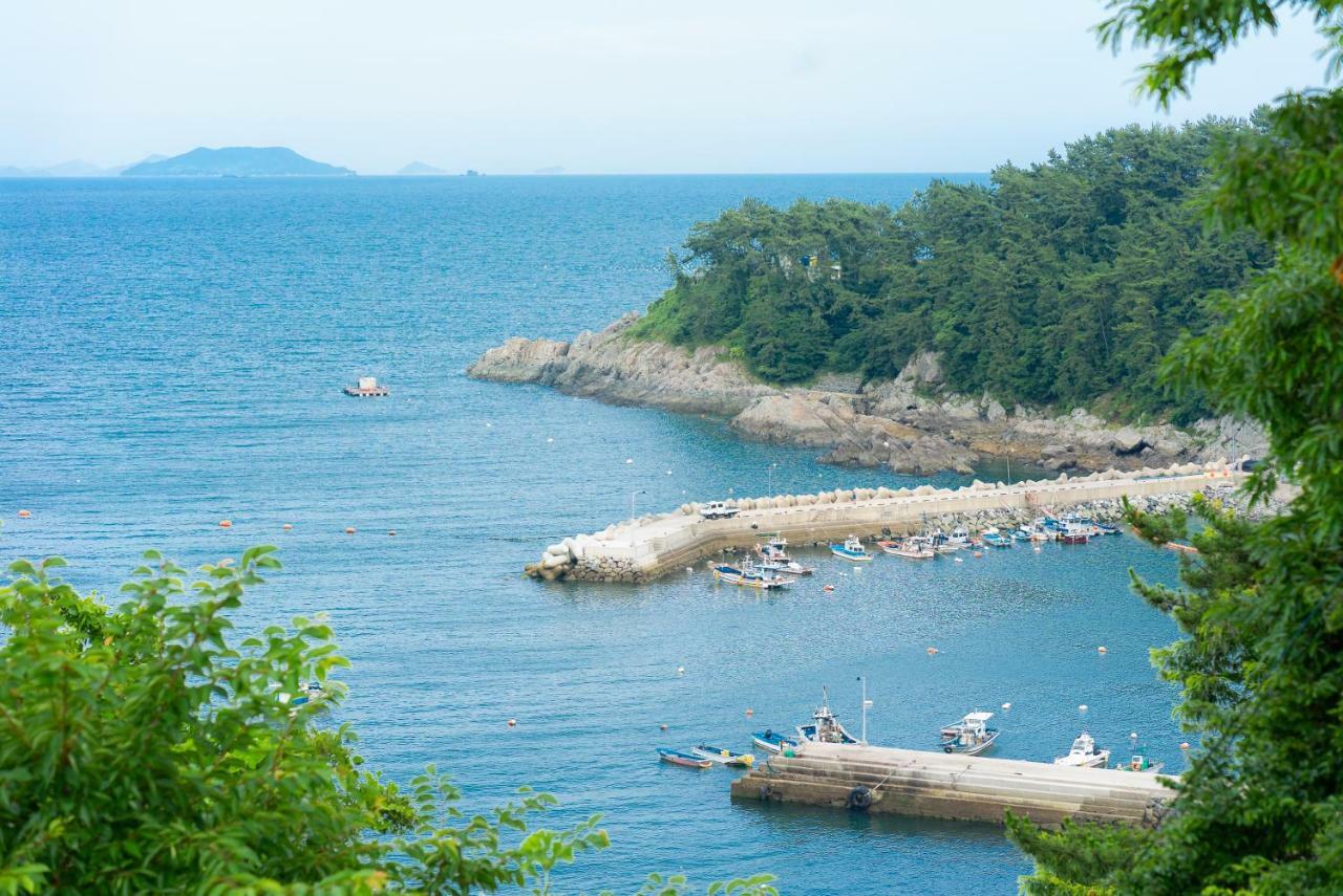 Country House Exclamation Mark & Comma Namhae Buitenkant foto